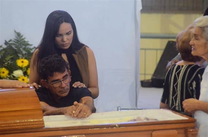 Pai de Gabriel Diniz se emociona ao lado do corpo do filho (Foto: Genivaldo Paparazzi/AgNews) Pai de Gabriel Diniz se emociona ao lado do corpo do filho (Foto: Genivaldo Paparazzi/AgNews)