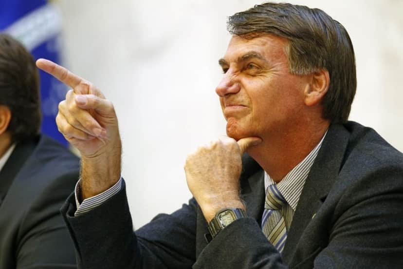 Bolsonaro humilhando jornalista, Zilu, ex de Zezé Di Camargo, completamente revoltada com imprensa, Fernanda Gentil na pior na Globo e Paula Fernandes e Luan Santana passando vergonha são os destaques da Coluna dos Famosos. Bolsonaro humilhando jornalista, Zilu, ex de Zezé Di Camargo, completamente revoltada com imprensa, Fernanda Gentil na pior na Globo e Paula Fernandes e Luan Santana passando vergonha são os destaques da Coluna dos Famosos.
