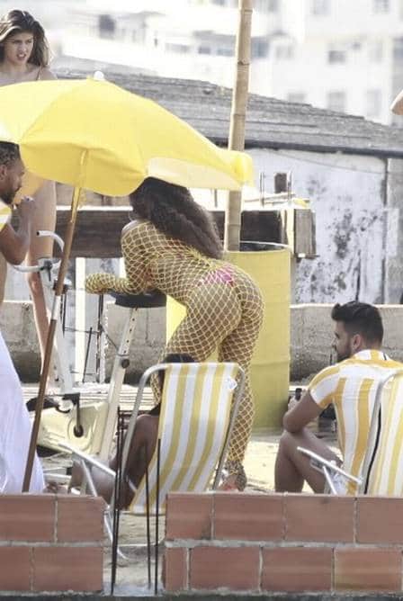 Anitta em gravação de clipe em laje na favela (Foto: Instagram) Anitta em gravação de clipe em laje na favela (Foto: Instagram)