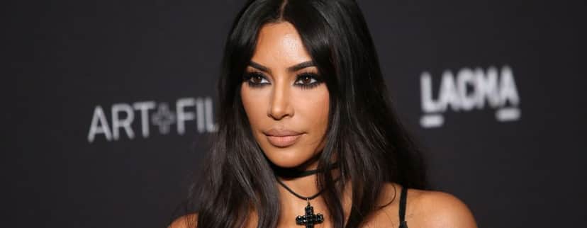 A empresária Kim Kardashian causa revolta por querer tirar bandido da prisão (Foto: Reprodução) A empresária Kim Kardashian causa revolta por querer tirar bandido da prisão (Foto: Reprodução)