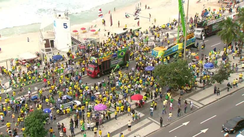 Manifestantes fazem ato pró-Bolsonaro em Copacabana — (Foto: Reprodução / TV Globo) Manifestantes fazem ato pró-Bolsonaro em Copacabana — (Foto: Reprodução / TV Globo)