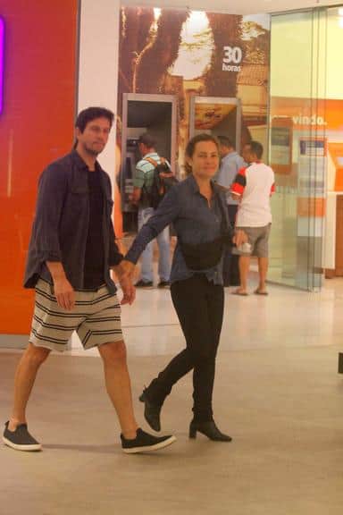 Caio Blat conversando com Adriana Esteves e Vladimir Brichta em shopping no RJ (Foto: AgNews) Caio Blat conversando com Adriana Esteves e Vladimir Brichta em shopping no RJ (Foto: AgNews)
