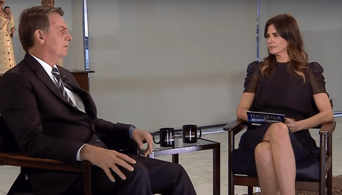Luciana Gimenez e Jair Bolsonaro durante entrevista (Foto: Reprodução/RedeTV) Luciana Gimenez e Jair Bolsonaro durante entrevista (Foto: Reprodução/RedeTV)