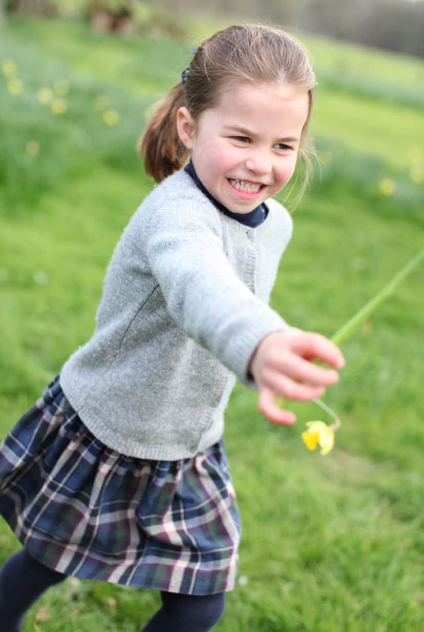 William e Kate Middleton, pais de Charlotte, fotografaram a filha no Palácio de Kensington em abril — Foto: Kensington Palace/ Twitter