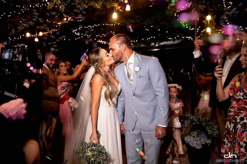 Eduardo Bolsonaro e a esposa, Heloísa Wolf, em casamento (Foto: Divulgação/Davi Nascimento) Eduardo Bolsonaro e a esposa, Heloísa Wolf, em casamento (Foto: Divulgação/Davi Nascimento)
