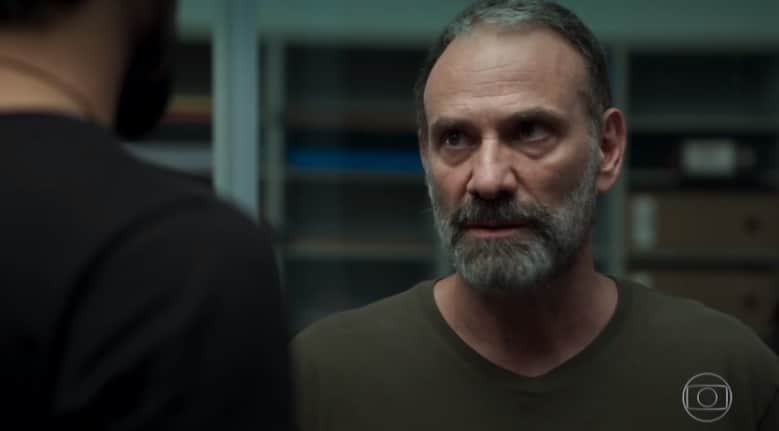 Elias (Marco Ricca) ficará enfurecido por ter sido descoberto na novela da Globo Órfãos da Terra 