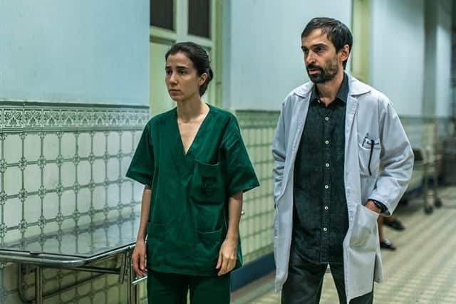 Evandro (Julio Andrade) e Carolina (Marjorie Estiano) em cena de Sob Pressão (Foto: Globo/Raquel Cunha) Evandro (Julio Andrade) e Carolina (Marjorie Estiano) em cena de Sob Pressão (Foto: Globo/Raquel Cunha)