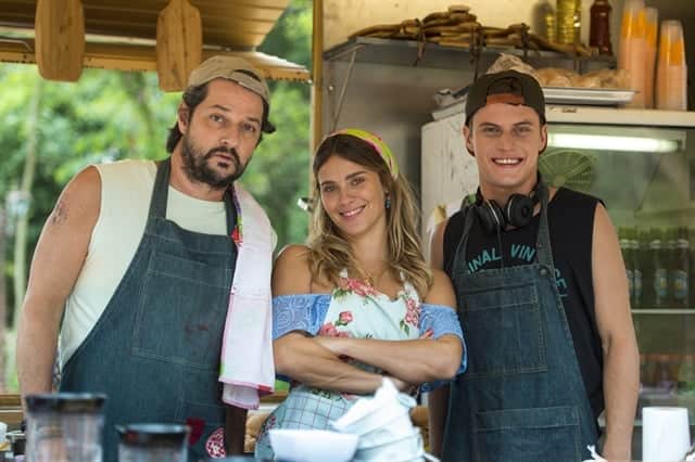 Carolina Dieckmann com Marcelo Serrado e Eduardo Speroni nos bastidores de O Sétimo Guardião (Foto: Globo/Estevam Avellar) Carolina Dieckmann com Marcelo Serrado e Eduardo Speroni nos bastidores de O Sétimo Guardião (Foto: Globo/Estevam Avellar)