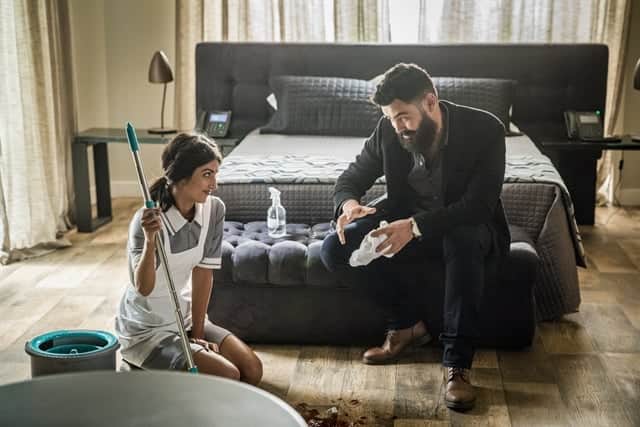 Camila (Anaju Dorigon) e Paul (Carmo Dalla Vechia) em cena de Órfãos da Terra (Foto: Globo/Paulo Belote) Camila (Anaju Dorigon) e Paul (Carmo Dalla Vechia) em cena de Órfãos da Terra (Foto: Globo/Paulo Belote)