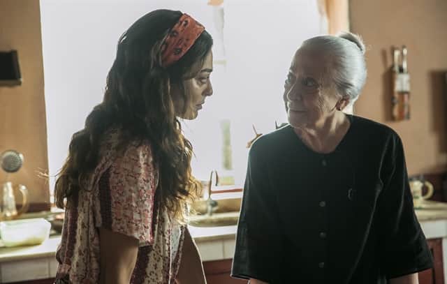 Maria da Paz (Juliana Paes) e Dulce (Fernanda Montenegro) em cena de A Dona do Pedaço (Foto: Globo/Raquel Cunha) Maria da Paz (Juliana Paes) e Dulce (Fernanda Montenegro) em cena de A Dona do Pedaço (Foto: Globo/Raquel Cunha)