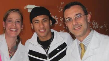 Neymar posa ao lado do médico Herbert Kramer (Crédito: Divulgação/Dr. Herbert Kramer) Neymar posa ao lado do médico Herbert Kramer (Crédito: Divulgação/Dr. Herbert Kramer)