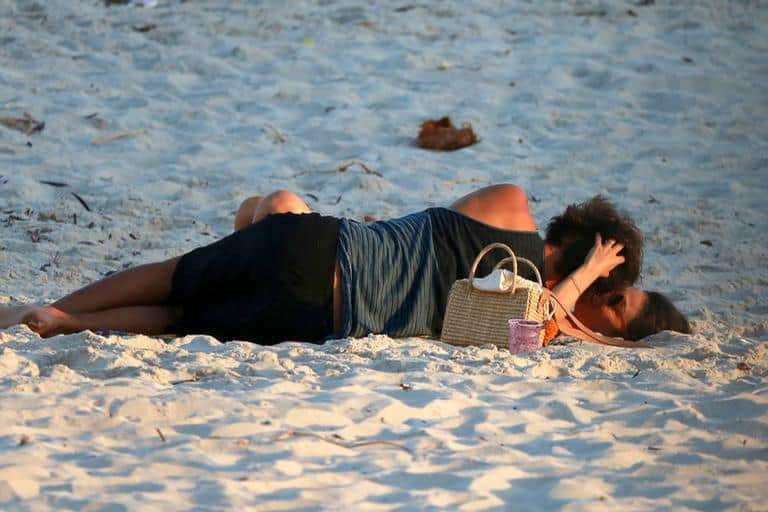 Isis Valverde curtiu a praia com o maridão (Foto: AgNews) Isis Valverde curtiu a praia com o maridão (Foto: AgNews)