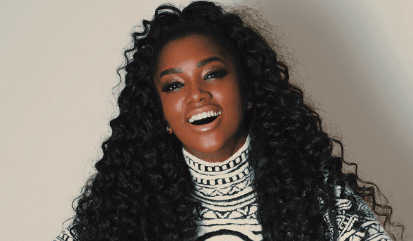 A cantora Iza fez uma piada com música de Paula Fernandes (Foto: Divulgação) A cantora Iza fez uma piada com música de Paula Fernandes (Foto: Divulgação)