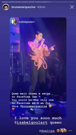 Izabel Goulart acorda Bruna Marquezine para ver Dua Lipa (Foto: Reprodução/Instagram) Izabel Goulart acorda Bruna Marquezine para ver Dua Lipa (Foto: Reprodução/Instagram)