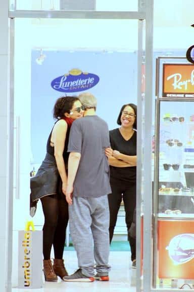 Letícia Sabatella da Globo foi flagrada dando um beijo na boca de Daniel Dantas em um shopping no Rio (Foto AgNews) Letícia Sabatella da Globo foi flagrada dando um beijo na boca de Daniel Dantas em um shopping no Rio (Foto AgNews)