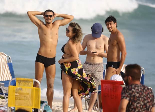 Jesuíta Barbosa é flagrado em praia do Rio de Janeiro de sunga, volume impressiona e público vai a loucura: "que pecado" Foto: Reprodução Jesuíta Barbosa é flagrado em praia do Rio de Janeiro de sunga, volume impressiona e público vai a loucura: "que pecado" Foto: Reprodução