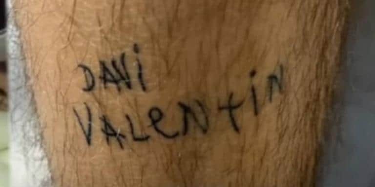 Padrasto do filho de Neymar, e atual da modelo Carol Dantas, tatuou os nomes Davi e Valentin (Reprodução: Instagram) Padrasto do filho de Neymar, e atual da modelo Carol Dantas, tatuou os nomes Davi e Valentin (Reprodução: Instagram)
