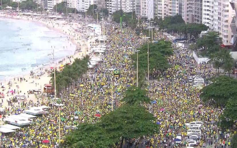 Rio de Janeiro, 12h20: Manifestantes reunidos na orla de Copacabana em defesa do presidente Jair Bolsonaro e das medidas do governo — Foto: Reprodução/GloboNews Rio de Janeiro, 12h20: Manifestantes reunidos na orla de Copacabana em defesa do presidente Jair Bolsonaro e das medidas do governo — Foto: Reprodução/GloboNews