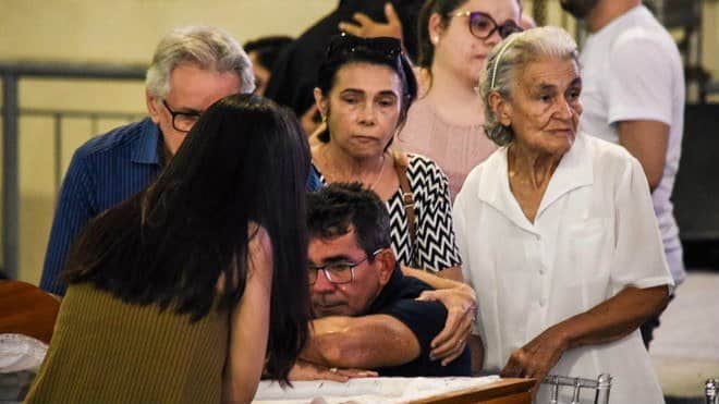 Pai de Gabriel Diniz ao lado do caixão do filho (Foto: Reprodução/ RecordTV) Pai de Gabriel Diniz ao lado do caixão do filho (Foto: Reprodução/ RecordTV)