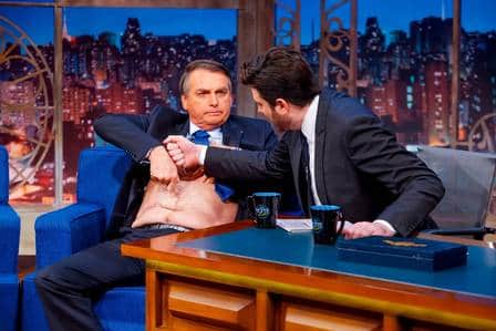 Bolsonaro quebra o protocolo e tira a camisa no The Noite com Danilo Gentili (Foto: Gabriel Cardoso/SBT) Bolsonaro quebra o protocolo e tira a camisa no The Noite com Danilo Gentili (Foto: Gabriel Cardoso/SBT)