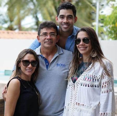 Gabriel Diniz com a irmã e os pais Foto: reprodução/ instagram Gabriel Diniz com a irmã e os pais Foto: reprodução/ instagram