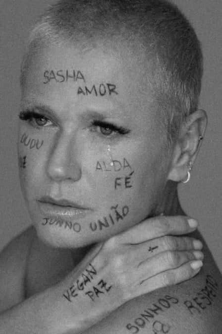 Xuxa posa com lágrimas e mensagens escritas no rosto (Foto: Brunno Rangel/ reprodução/ instagram) Xuxa posa com lágrimas e mensagens escritas no rosto (Foto: Brunno Rangel/ reprodução/ instagram)