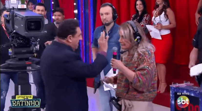 A apresentadora Eliana do SBT fez surpresa ao vivo no palco do Programa do Ratinho, no SBT. (Foto: Reprodução) A apresentadora Eliana do SBT fez surpresa ao vivo no palco do Programa do Ratinho, no SBT. (Foto: Reprodução)