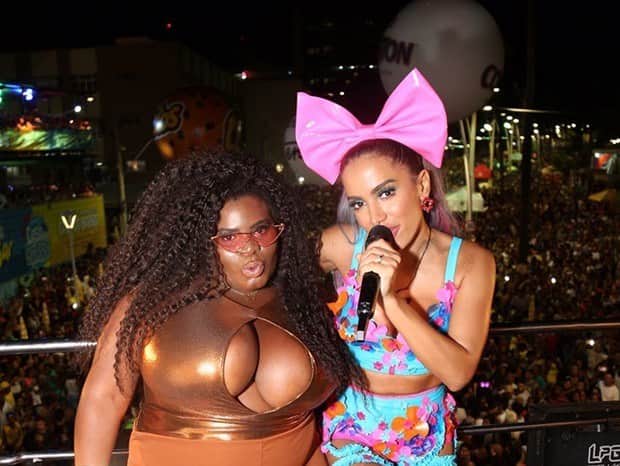 Anitta é colocada em situação constrangedora por Jojo Todynho que dança com a bunda empinada no pai da cantora Foto: Reprodução Anitta é colocada em situação constrangedora por Jojo Todynho que dança com a bunda empinada no pai da cantora Foto: Reprodução