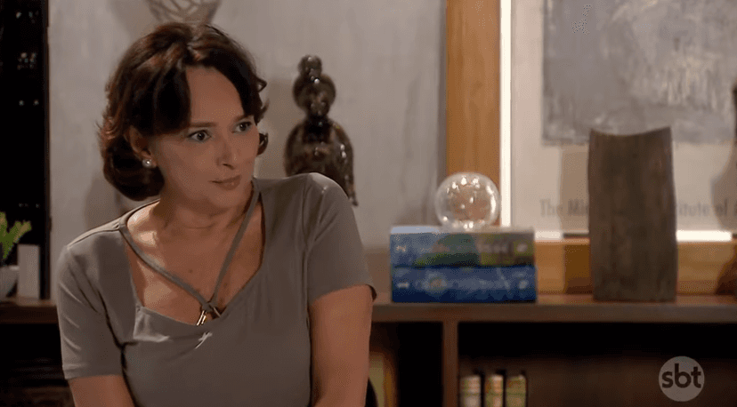 Ruth (Myrian Rios) em cena na novela As Aventuras de Poliana, do SBT, dará notícia trágica para os alunos. (Foto: Reprodução) Ruth (Myrian Rios) em cena na novela As Aventuras de Poliana, do SBT, dará notícia trágica para os alunos. (Foto: Reprodução)