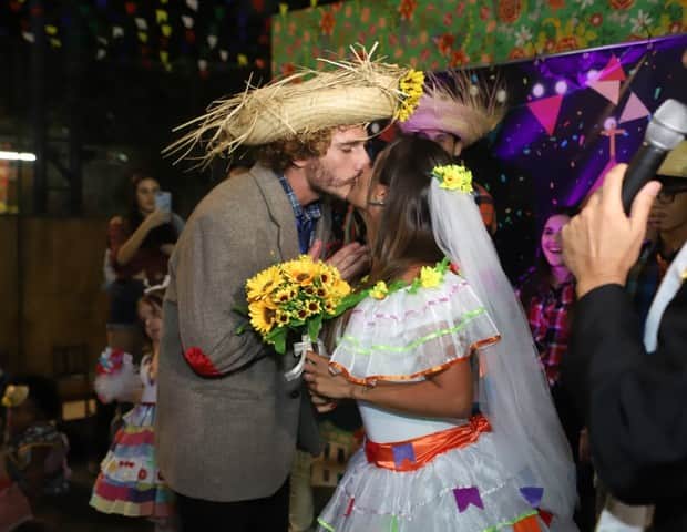 Carol Peixinho e Alan se beijaram após festa (Foto: Daniel Pinheiro/AgNews ) Carol Peixinho e Alan se beijaram após festa (Foto: Daniel Pinheiro/AgNews )