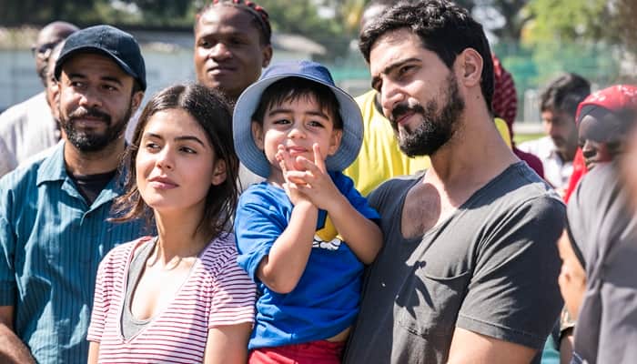 Laila (Julia Dalavia) e Jamil (Renato Góes) com Raduan (Breno Delatorre) em cena de Órfãos da Terra (Foto: Globo/Paulo Belote)