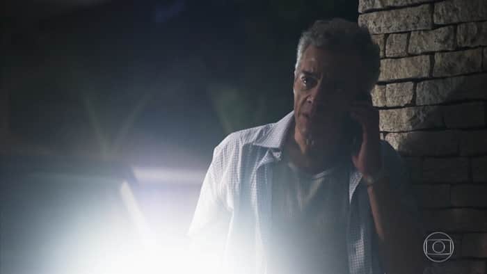 Cosme (Osvaldo Mil) vai tentar matar Vivi (Paolla Oliveira) em A Dona do Pedaço (Foto: Reprodução/Globo) Cosme (Osvaldo Mil) vai tentar matar Vivi (Paolla Oliveira) em A Dona do Pedaço (Foto: Reprodução/Globo)