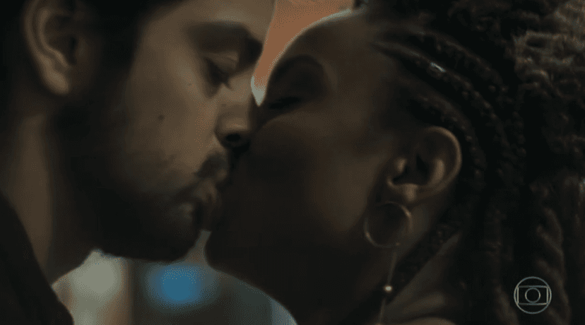 Rodrigo Simas e atriz global se beijaram em Órfãos da Terra (Foto: Reprodução/Globo) Rodrigo Simas e atriz global se beijaram em Órfãos da Terra (Foto: Reprodução/Globo)