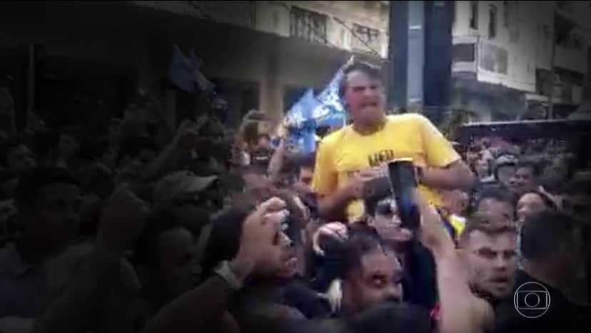 Jair Bolsonaro levou facada em Juiz de Fora, em Minas Gerais, por Adélio Bispo (Foto: Reprodução/TV Globo) Jair Bolsonaro levou facada em Juiz de Fora, em Minas Gerais, por Adélio Bispo (Foto: Reprodução/TV Globo)