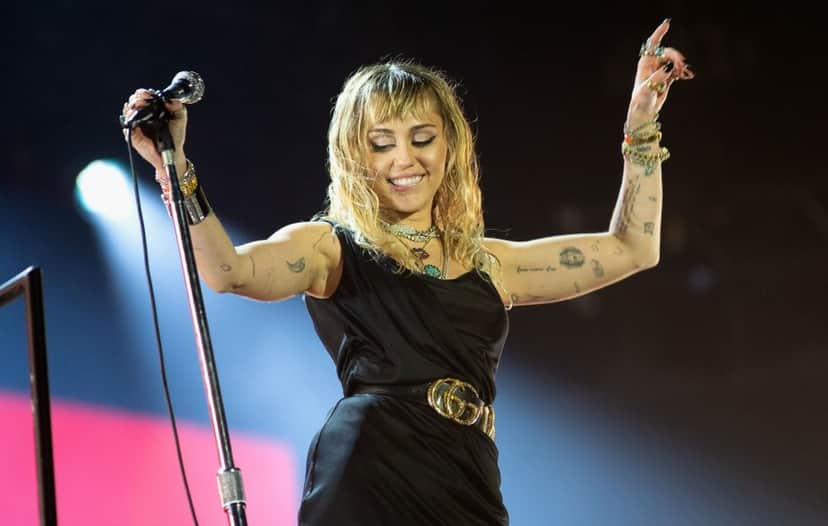 Mylei Cyrus precisou ser socorrida por seguranças depois de ter sido atacada por fã em Hotel (Foto: Reprodução) Mylei Cyrus precisou ser socorrida por seguranças depois de ter sido atacada por fã em Hotel (Foto: Reprodução)