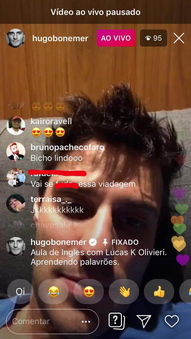 Hugo Bonemer recebe ataque homofóbico ao vivo (Foto: Reprodução/Instagram) Hugo Bonemer recebe ataque homofóbico ao vivo (Foto: Reprodução/Instagram)