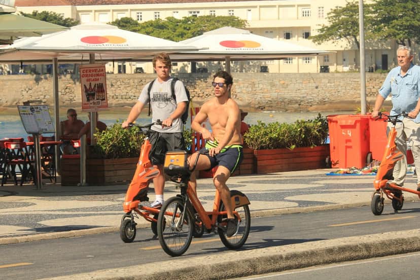 Ex-marido de Débora Nascimento curtindo uma tarde ensolarada na praia de Copacabana (AgNews) Ex-marido de Débora Nascimento curtindo uma tarde ensolarada na praia de Copacabana (AgNews)