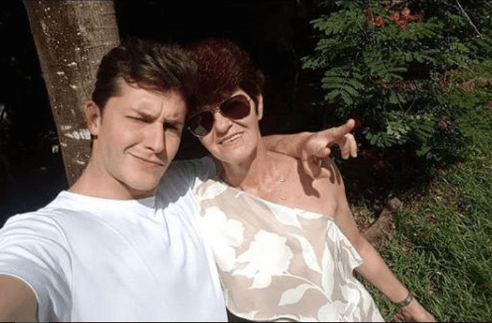 O ator da Globo, Klebber Toledo, junto com a mãe de sua esposa Camila Queiroz, Eliane Tavares (Foto Reprodução) O ator da Globo, Klebber Toledo, junto com a mãe de sua esposa Camila Queiroz, Eliane Tavares (Foto Reprodução)