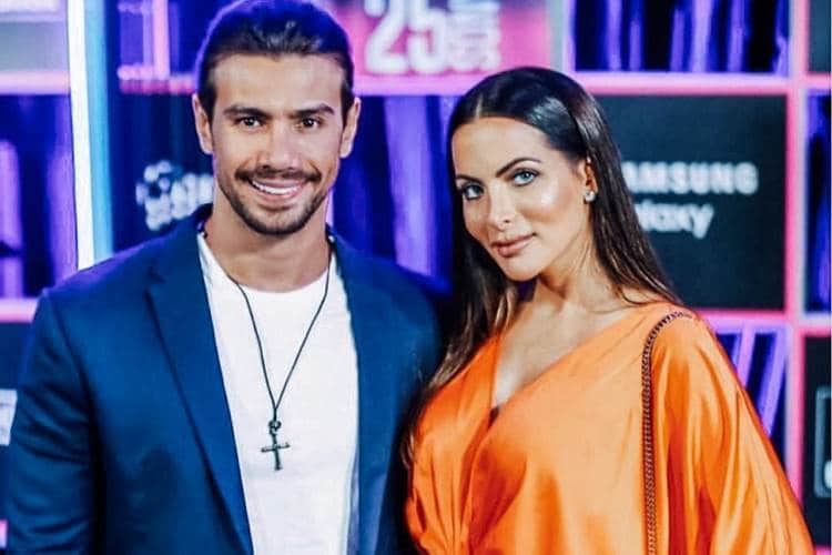 Mariano namora com Carla Prata, ex-bailarina do Faustão (Foto: Reprodução)