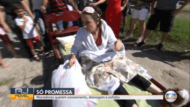 Susana Naspolini surgiu ao vivo em cama, na rua, apenas de pijama e pantufa - Foto: Reprodução/TV Globo Susana Naspolini surgiu ao vivo em cama, na rua, apenas de pijama e pantufa - Foto: Reprodução/TV Globo