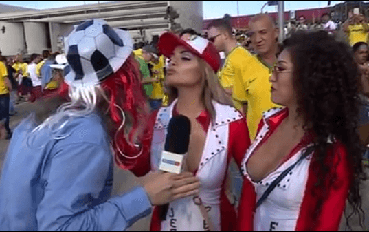 Lucas Strabko, conhecido como o Cartolouco da Globo, beija mulheres em reportagem (Foto: Reprodução) Lucas Strabko, conhecido como o Cartolouco da Globo, beija mulheres em reportagem (Foto: Reprodução)