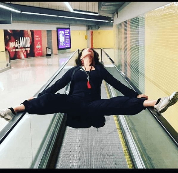 Claudia Alencar com pose inusitada em metrô (Fotos: Divulgação) Claudia Alencar com pose inusitada em metrô (Fotos: Divulgação)