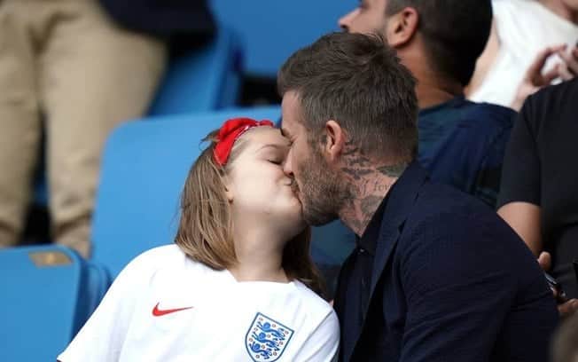 David Beckham e a filha deram um beijo na boca durante uma partida de futebol David Beckham e a filha deram um beijo na boca durante uma partida de futebol