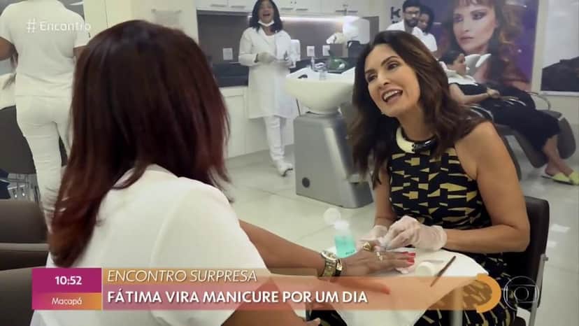 Fátima Bernardes vira manicure por um dia, no 'Encontro' — Foto: Reprodução/ TV Globo Fátima Bernardes vira manicure por um dia, no 'Encontro' — Foto: Reprodução/ TV Globo