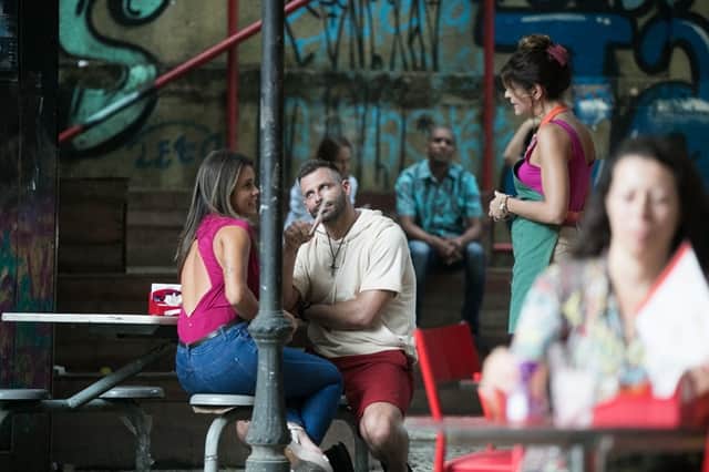 Madureira (Henri Castelli) com Jenifer (Rayane Amaral) e Carla (Mariana Santos) em cena que homenageará Gabriel Diniz em Malhação (Foto: Globo/Raquel Cunha) Madureira (Henri Castelli) com Jenifer (Rayane Amaral) e Carla (Mariana Santos) em cena que homenageará Gabriel Diniz em Malhação (Foto: Globo/Raquel Cunha)