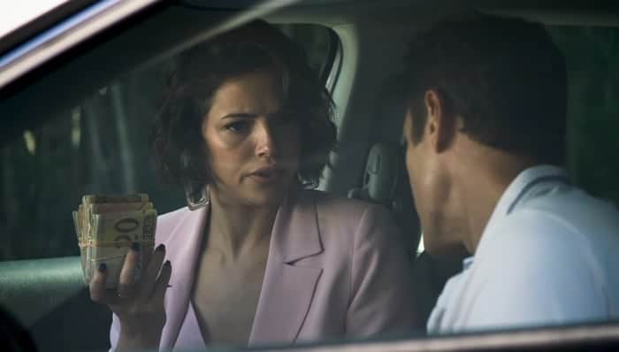 Josiane (Agatha Moreira) e Régis (Reynaldo Gianecchini) com dinheiro do roubo em A Dona do Pedaço (Foto: Reprodução/Globo) Josiane (Agatha Moreira) e Régis (Reynaldo Gianecchini) com dinheiro do roubo em A Dona do Pedaço (Foto: Reprodução/Globo)