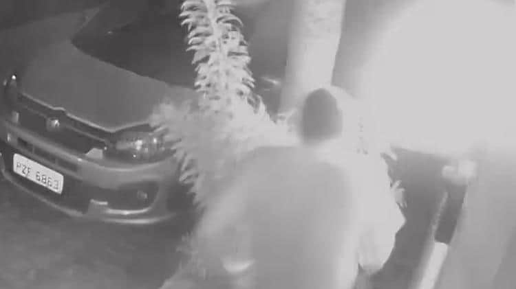 Imagens de Flávio deixando a casa de Anderson momentos depois do crime. (Imagem: Reprodução/Polícia Civil RJ) Imagens de Flávio deixando a casa de Anderson momentos depois do crime. (Imagem: Reprodução/Polícia Civil RJ)