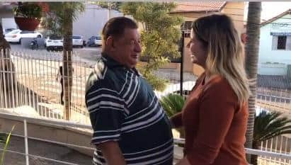 Marília Mendonça emociona ao visitar fã idoso que não tem família Foto: Reprodução Marília Mendonça emociona ao visitar fã idoso que não tem família Foto: Reprodução