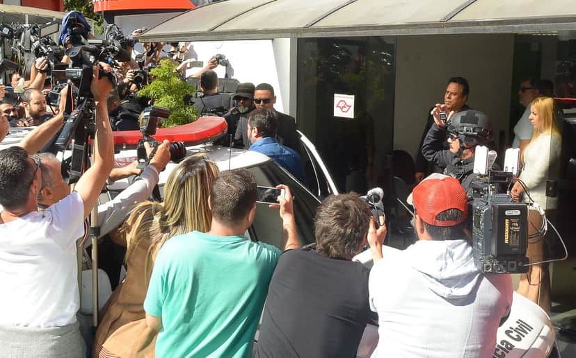 Najila Trindade enfrenta multidão bizarra ao chegar na delegacia para provar que sofreu estupro de Neymar Foto: Agnews Najila Trindade enfrenta multidão bizarra ao chegar na delegacia para provar que sofreu estupro de Neymar Foto: Agnews