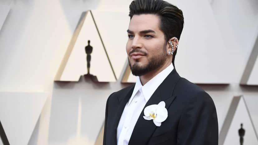 Em entrevista para a revista Variety, o cantor Adam Lambert falou o preconceito que a comunidade LGBTQ+ sofre na música (Foto: Reprodução)